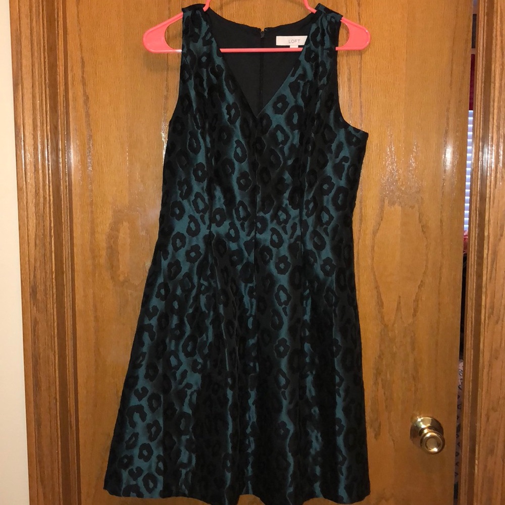LOFT v-neck green and black dress - size 6